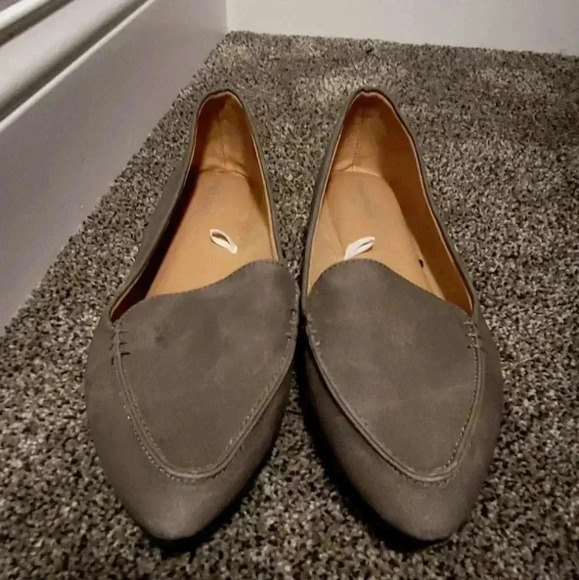 Woman's gray flats size 9 never worn faux suede - Picture 3 of 3
